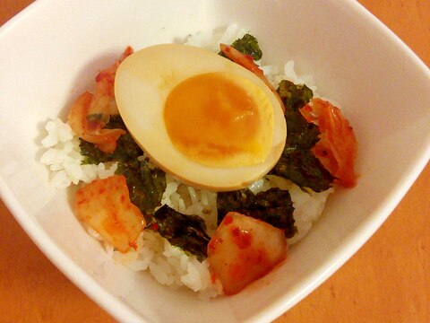ずぼら飯♪白菜キムチと韓国海苔と煮たまごのっけご飯